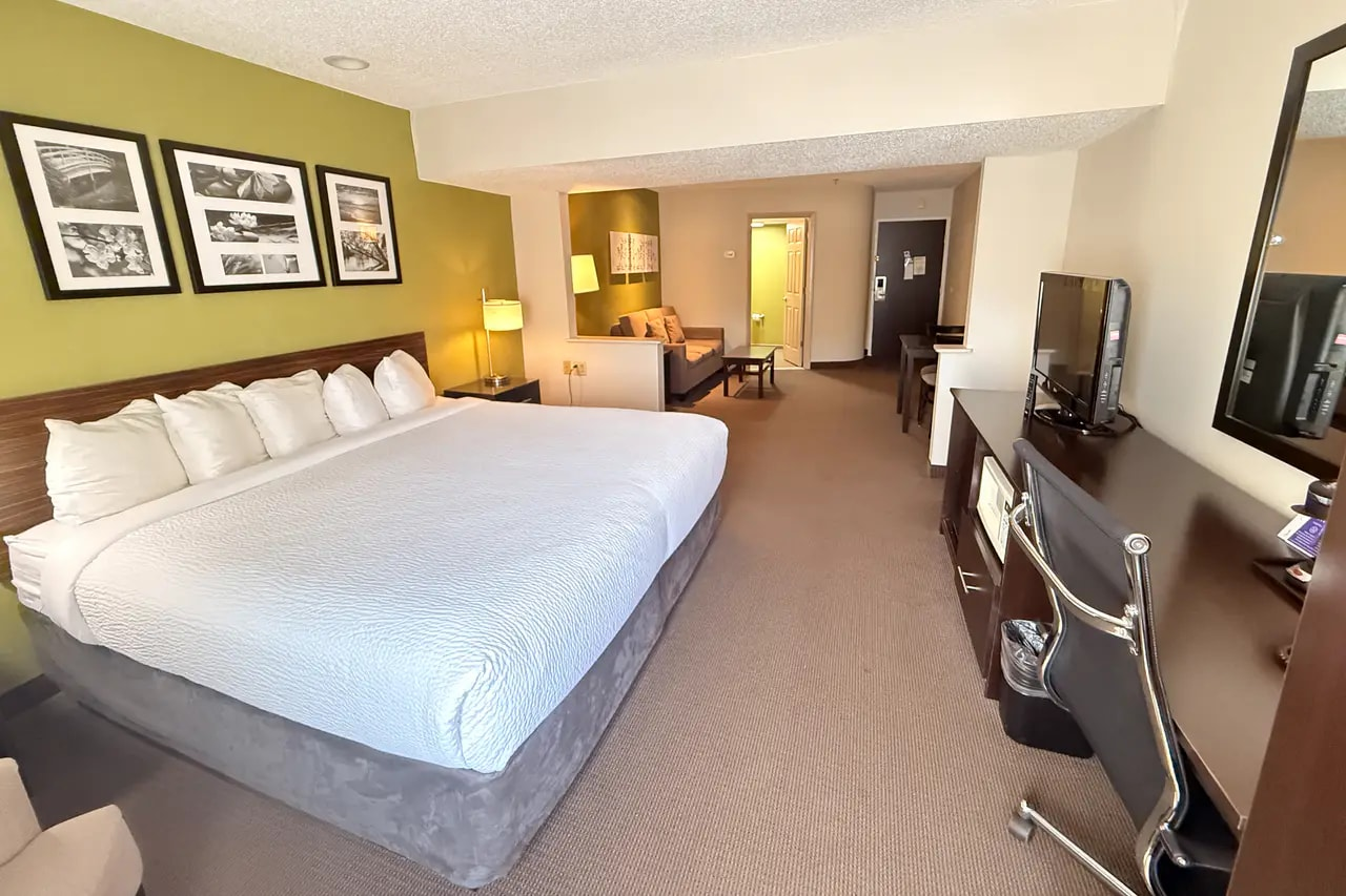 queen-bed-suite
